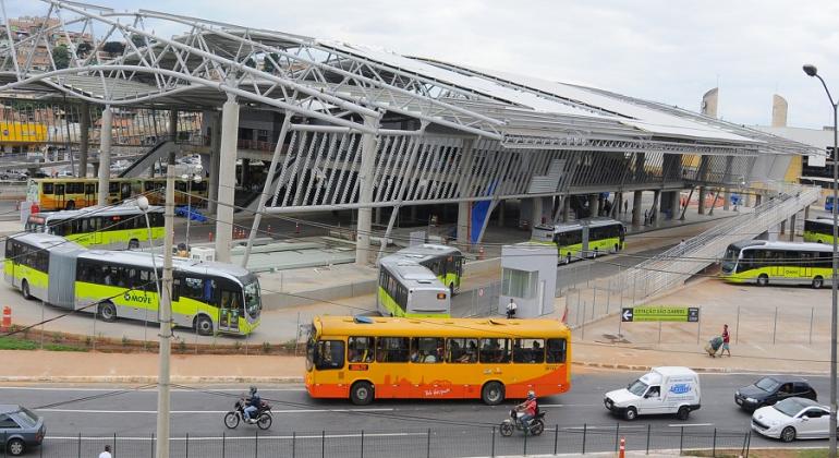 Estação São Gabriel, com movimento de ônibus e carros na avenida, durante o dia. 