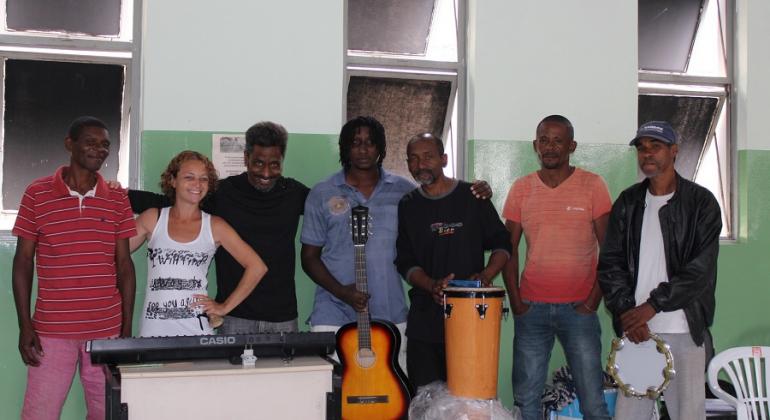 Formado durante oficinas de música realizadas em equipamento da PBH, grupo musical reúne pessoas em situação de rua. Foto: Agdalice Araújo/PBH Sete integrantes do grupo musical formado por pessoas em situação de rua.