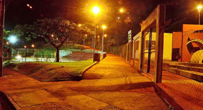 Atendimento de serviços de iluminação pública será por 0800 Quadra municipal à iluminada