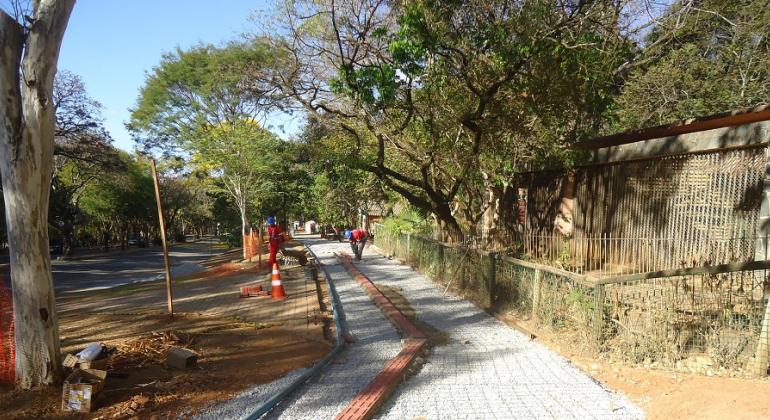 Com investimento da PBH superior a R$ 1 milhão, espaço passa por reformas para melhorar a acessibilidade dos visitantes. Foto: Antônio Rodrigues/PBH Passeio acessível do Jardim Zoológico em construção, com gradis para aplicação de cimento e trilha em relevo para guia de cegos.