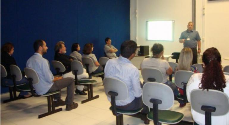 Gerente apresenta as mudanças relacionada à simplificação a servidores do BH Resolve, que multiplicarão informação em seus setores. Foto: Carlos Alberto Carli/PBH Gerente apresenta as mudanças relacionada à simplificação a 10 servidores do BH Resolve, que multiplicarão informação em seus setores.