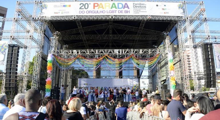 Plateia com mais de cem pessoas assiste a apresentação na 20ª Parada LGBT. 