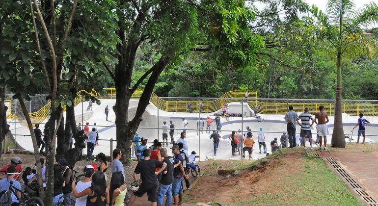 Mais de vinte jovens na pista de skate e arredores do Parque Lagoa do Nado. 