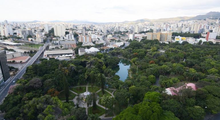 Vista aérea do Parque Municipal Américo Renneé Giannetti, ao fundo, prédios da cidade de Belo Horizonte.