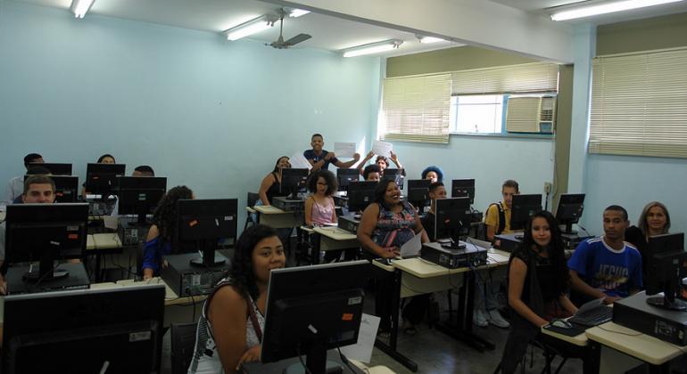 Novo laboratório de informática da Prodabel utiliza apenas computadores recondicionados e equipamentos reaproveitados. Foto: Divulgação PBH Mais de 11 alunos acompanham aulas em laboratório da Prodabel, feito somente de equipamentos recondicionados ou reaproveitados.