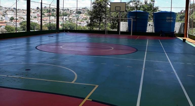 Com nova política na distribuição de recursos, PBH investiu mais de R$9,6 milhões em intervenções em prédios da Rede Municipal de Educação. Foto: Divulgação PBH Quadra de escola municipal, reformada recentemente.