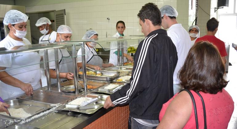 Pessoas se servem no bandejão do Restaurante Popular Barreiro.