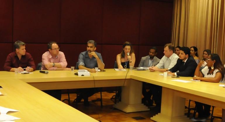 Encaminhamento foi feito após apresentação do texto aos representantes de sindicatos e entidades. Foto: Adão de Souza/PBH Vice-prefeito Paulo Lamac, secretário municipal de Planejamento, Orçamento e Gestão, André Reis, em reunião com representantes de sindicatos e entidades.