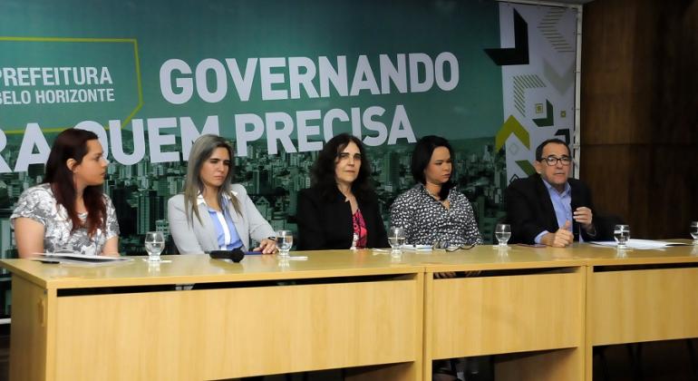 Atletas, profissionais de educação física e dirigentes de clubes participaram do seminário de futebol amador dias 26 e 27 de outubro. Foto: Amira Hissa/PBH Mesa com cinco integrantes dos debates do seminário “Futebol Amador em Debate: 20 anos da Copa Centenário”.