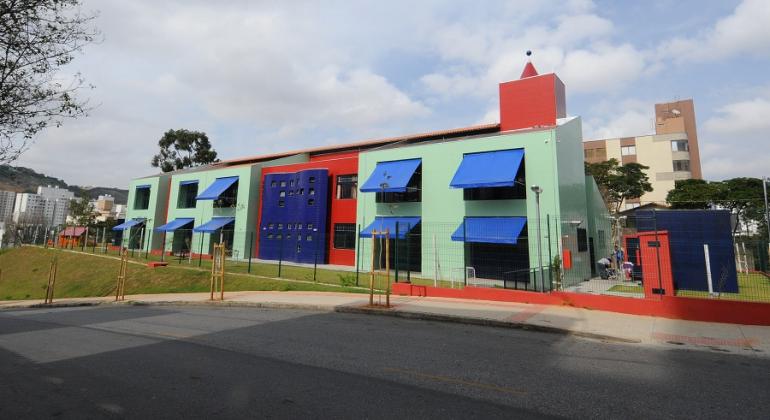 Diretores e vices de escolas e vice-diretores de Umeis serão eleitos pela comunidade escolar de cada unidade até o fim de 2017. Foto: Breno Pataro/PBH Fachada da Umei Castelo de Crato, durante o dia.
