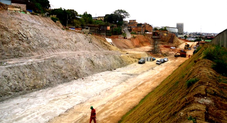 Obras da via 710 em andamento. 