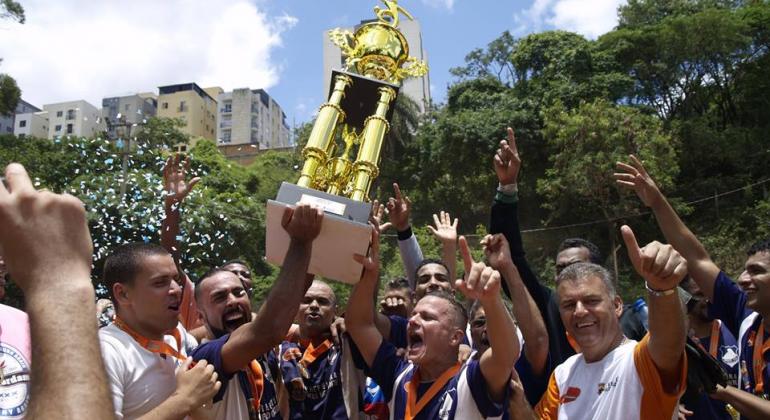 Vencedores da Copa Centenário de 2015 levantam taça