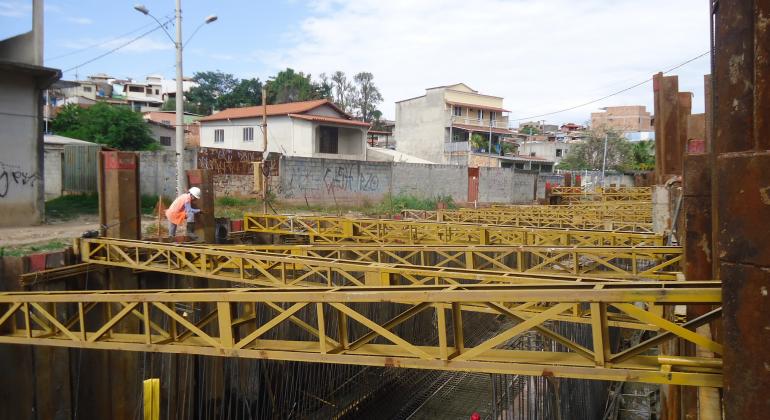 Continuam as obras de prevenção de enchentes no Barreiro Obras de prevenção a enchentes no Barreiro já têm as vigas das galerias em construção