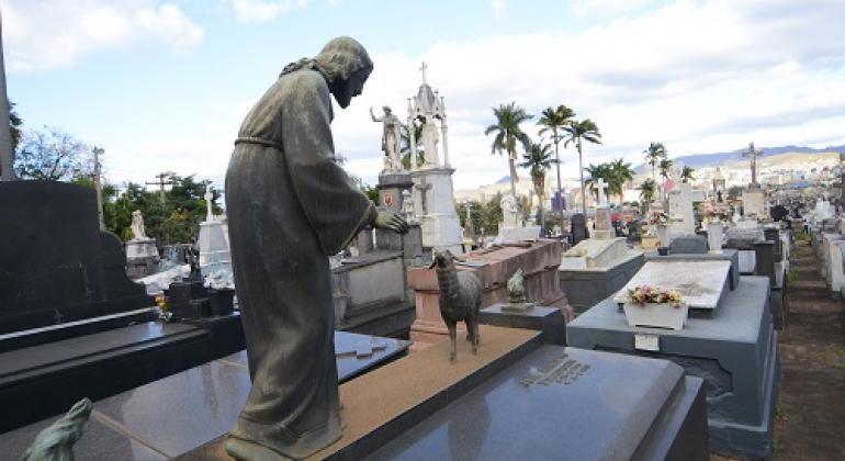 Cemitério do Bonfim é verdadeiro museu a céu aberto Escultura em túmulo no Cemitério do Bonfim