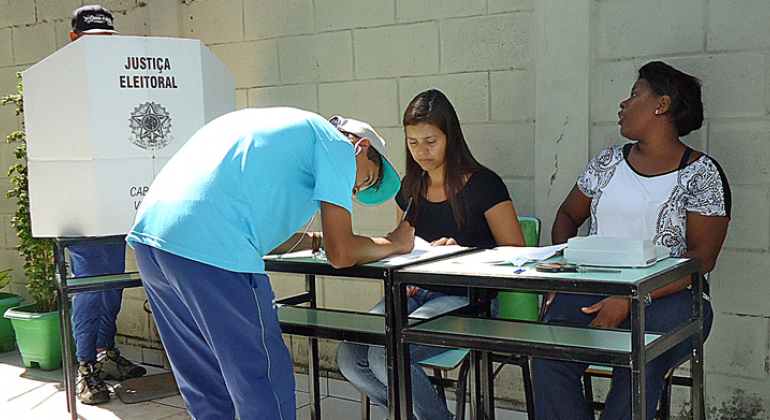 Aluno vota para vereadores mirim de sua escola, como parte do projeto Projeto Câmara Mirim 2017. 