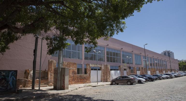 Centro de Referência da Juventude realiza o evento “Pautas Silenciadas: Liberdade, Arte e Direito – Estamos à Deriva?” dia 27/11 às 19h. Foto: Divulgação PBH Lateral do Centro de Referência da Juventude.