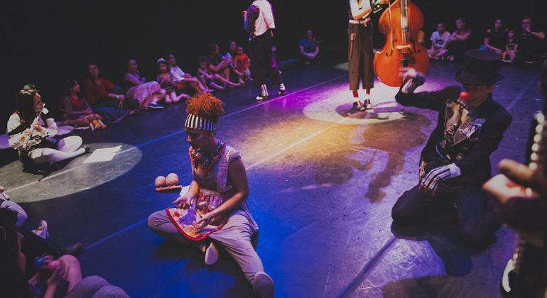 Foto: Kika Antunes Artistas tocam instrumentos e interagem com criançasno palco