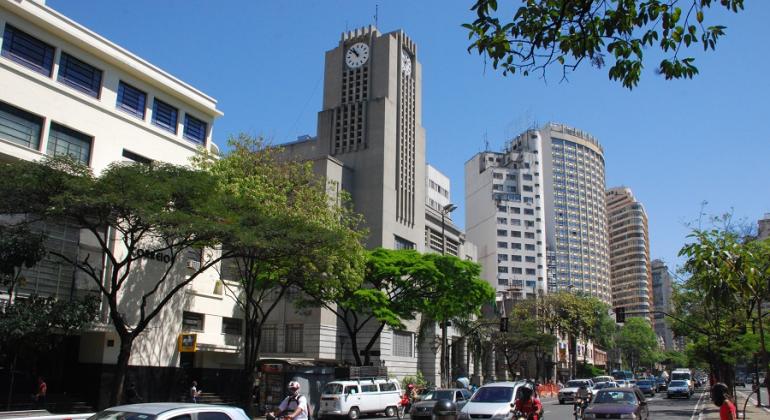 Fachada da Prefeitura de Belo Horizonte durante o dia.