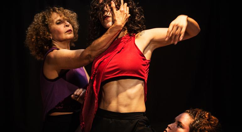 Orbis Finis - Grupo Contemporâneo de Dança Livre. Foto: Pablo Bernardo Três dançarinas interpretam o espetáculo "Orbis Finis".