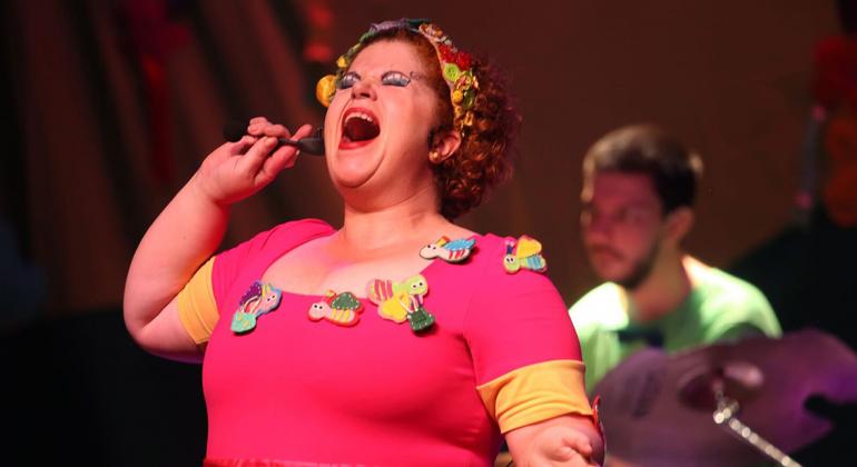 Teatro Marília apresenta espetáculo infantil baseado em disco de Vinícius de Moraes. Foto: Divulgação A cantora Ana Cristina durante apresentação do espetáculo "Histórias da Arca".
