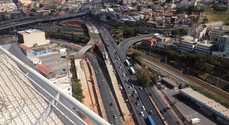 Vista aérea de Viaduto da Lagoinha, com alça em construção. 