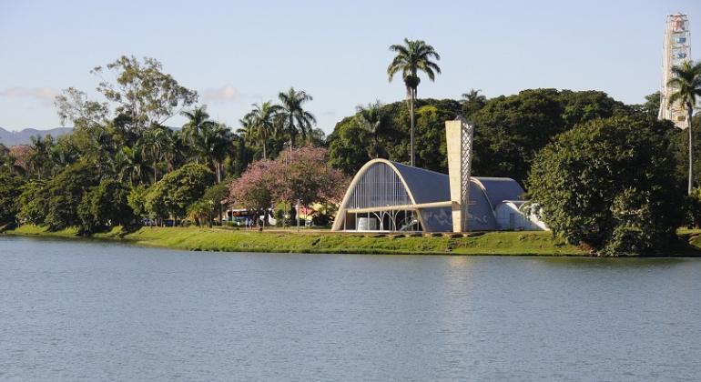 PBH premia alunos da rede municipal infantil por trabalhos relacionados à educação ambiental através Prêmio Águas da Pampulha dia 24/11. Foto: Rodrigo Clemente/PBH Igreginha da Lagoa da Pampulha atrás da Lagoa. Ao fundo, muitas árvores e um céu azul