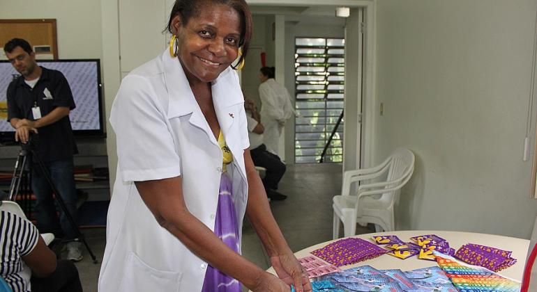 Preservativos e material informativo contra Aids serão distribuídos no Parque Municipal Américo Renneé Gianneti e em bares e restaurantes dia 1º/12. Foto: Divulgação PBH Técnica de saúde separa preservativos e material informativo contra a Aids, foto ilustrativa.