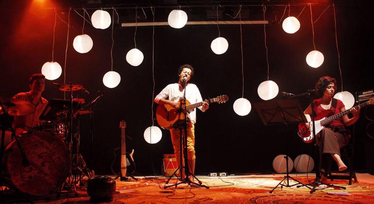 O Teatro Raul Belém Machado recebe, nesta sexta-feira, dia 17 de novembro, às 20h, o espetáculo musical “Por que calar?”, de Ricardo Ulpiano. Foto: Divulgação No Palco, o músico Ricardo Ulpiano, de violão, e seus músicos apresentam o show "Por que calar?"