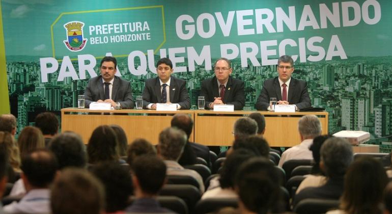 Quatro componentes da mesa de abertura do 1º Seminário de Integridade Pública: Leonardo de Araujo Ferraz, controlador-geral do Município de Belo Horizonte; Wagner de Campos Rosário, ministro da Transparência e Controladoria-Geral da União; Paulo Lamac, vice-prefeito de Belo Horizonte; e Marcelo Zenkner, promotor de justiça do Ministério Público do Espírito Santo.