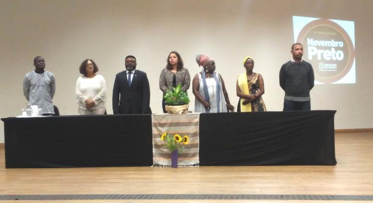 O Centro de Referência da Juventude, iniciou-se as atividades do “Novembro Preto: BH sem Racismo” dia 9 de novembro. Foto: Divulgação PBH Olusegun Akinruli; Vera Duarte; Gilberto Silva; Maíra Colares, secretária de Assistência Social, Segurança Alimentar e Cidadania; Makota Kizandembu, diretora de Políticas para a Igualdade Racial, ; Marisa Nzinga; Edson Belarmino (Babu)