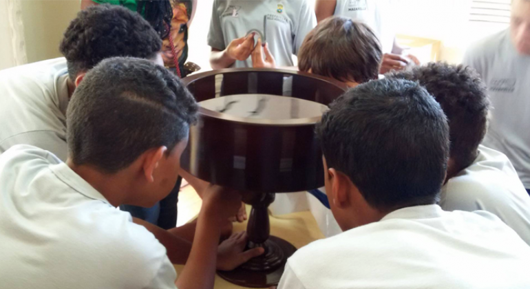 Visita mediada em exposição e oficina de brinquedos óticos no Museu da Imagem e do Som encantam alunos e professores. Foto: Divulgação/PBH Quatro alunos da rede pública brinquedo óptico circular durante visita ao Museu da Imagem e do Som