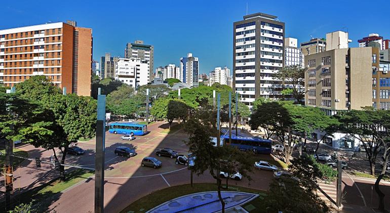 Foto: Divino Advíncula/PBH Imagem aérea da Praça da Savassi durante o dia.