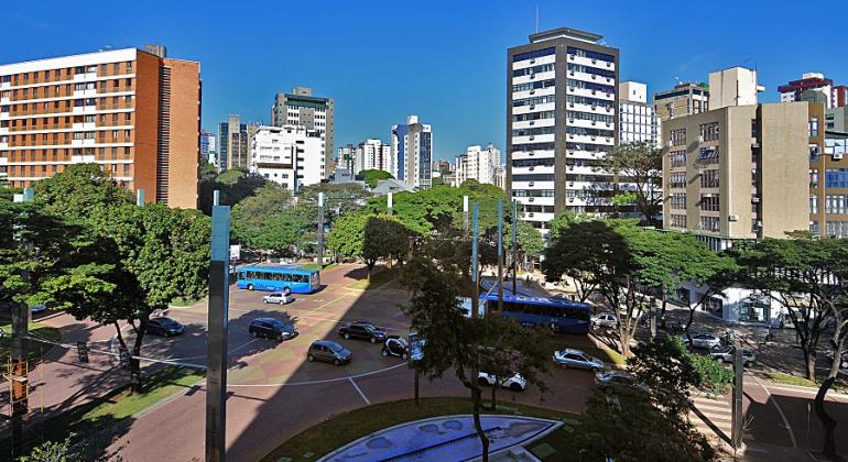 Imagem aérea da Praça da Savassi durante o dia. 