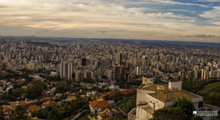 Cidade de Belo Horizonte com muitos prédios e céu azul.