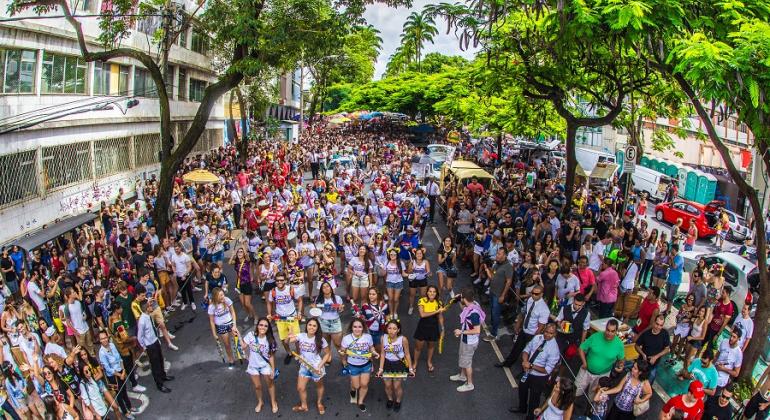 Foto: Ricardo Laf/PBH Mais de cem pessoas acompanham desfile de bloco de rua no Carnaval 2017