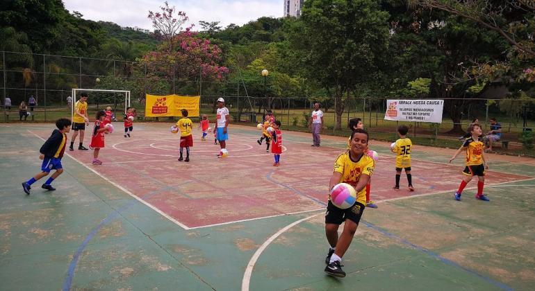 As crianças jogam futebol na escola