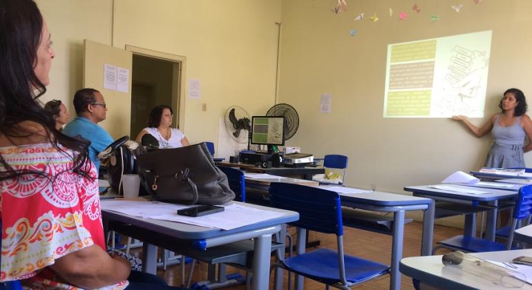 Curso de formação para candidatos à direção escolar qualifica a gestão das escolas municipais de Belo Horizonte. Foto: Divulgação PBH Instrutora dá aula para candidatos à direção escolar