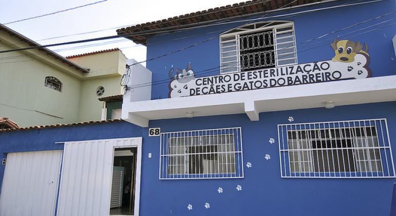 Cirurgias gratuitas de castração de cães e gatos são realizadas no Barreiro; PBH realiza 400 procedimentos mensais em quatro unidades. Foto: Kátia Gaspar/PBH Fachada do Centro de Esterilização de Cães e Gatos Barreiro, durante o dia.