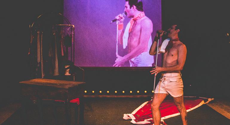 Vida de Freddie Mercury é retratada em espetáculo no Teatro Marília. Foto: Matheus Soriedem Vida de Freddie Mercury é retratada em espetáculo no Teatro Marília. Foto: Matheus Soriedem