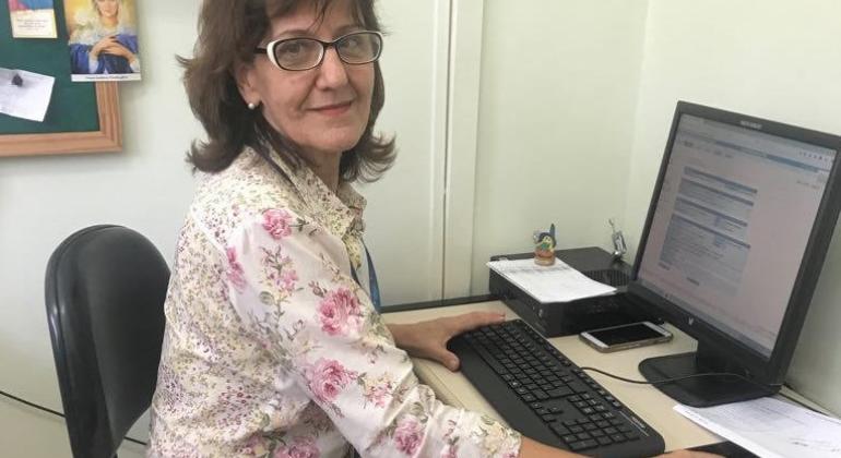 Serviço “Saúde BH online” permite acesso a resultados de exames realizados nos centros de saúde da capital pela internet, no portal da PBH. Foto: Divulgação PBH Mulher acessa serviço “Saúde BH online” permite acesso a resultados de exames realizados nos centros de saúde da capital pela internet.