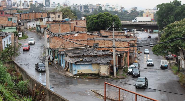 Moradias de Famílias do Anel Rodoviário, em cruzamento e área de vulnerabilidade social.