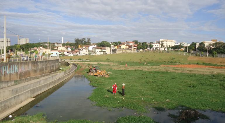 Ações para prevenção de enchentes realizadas pela Prefeitura somam R$ 15 milhões; recursos foram usados na manutenção e limpeza de bacias. Foto: Antônio Rodrigues/PBH Funcionários da PBH limpam o córrego Várzea da Palma durante o dia.
