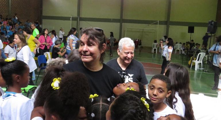 Em programa educacional da PBH, escola municipal da Centro-Sul faz oficinas que incluem até encontro com os irmãos Lô e Márcio Borges. Foto: Leo Faria/PBH O músico Lô Borges entre as crianças de escola municipal.