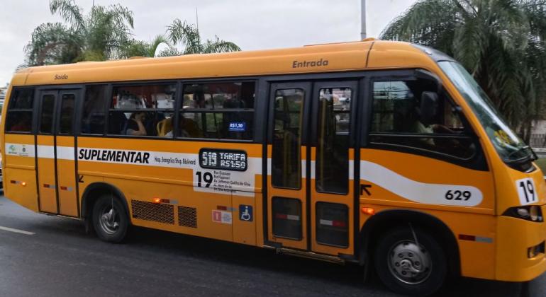 Lateral do ônibus suplementar S19, que é amarelo.