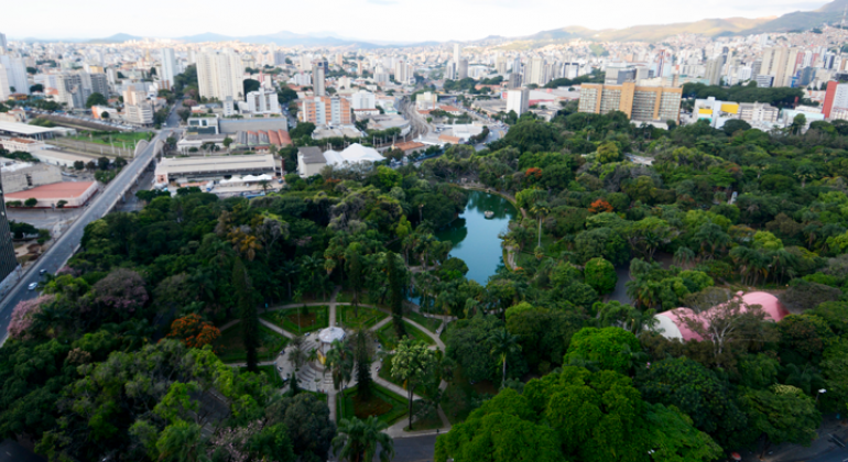 Vista aérea do Parque Municipal Américo Renneé Giannetti, ao fundo, prédios da cidade de Belo Horizonte.