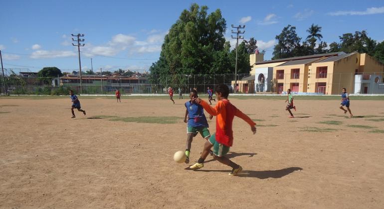 Crianças jogando futebol no Cras Lagoa. Foto ilustrativa.