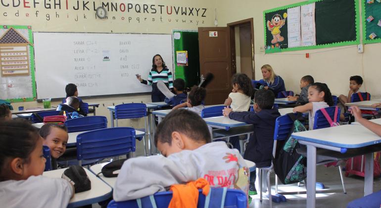 Professora leciona em turma de crianças 