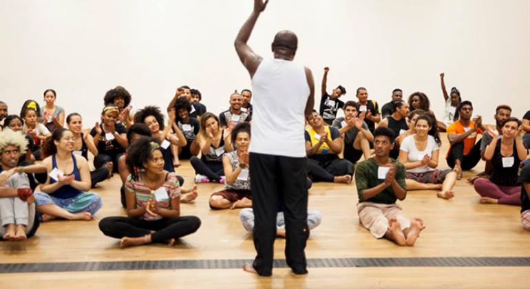 Centro de Referência da Juventude valoriza a cultura afro na cidade. Foto: Divulgação/PBH Alunos Centro de Referência da Juventude se aquecem para realizar apresentações artísticas.