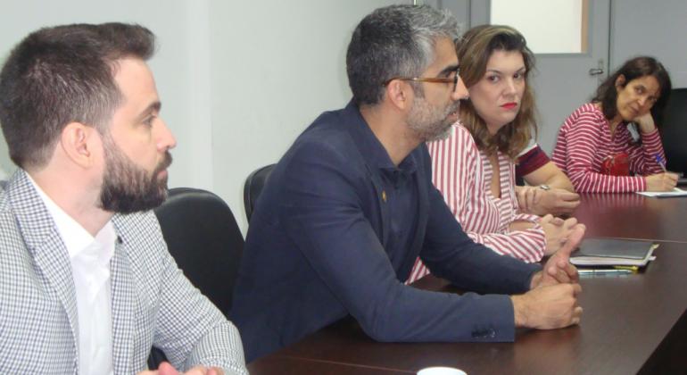 PBH destina R$24 milhões para pagar benefícios de servidores Sentados em uma mesa, estão, da esquerda para a direita: subsecretário de Orçamento, Bruno Passeli, secretário de planejamento, André Reis, secretária de Gestão de PEssoas, Fernanda Neves