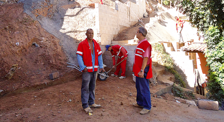 Dois técnicos da urbel avaliam obras em região de risco geológico. 